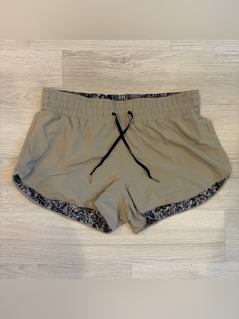 Lululemon Women’s Black and Grey Choose a Side Mid-Rise Short 3" - 12 - Picture 6 of 9